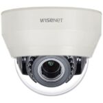 Kuppelförmige Überwachungskamera der Marke Wisenet.