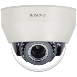 Kuppelförmige Überwachungskamera der Marke Wisenet.