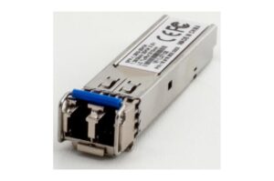 Ein silberner SFP Transceiver mit blauer Kennzeichnung und CE-Kennzeichnung auf der Oberseite.