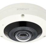 Eine runde, weiße Sicherheitskamera mit der Aufschrift „Wisenet“ auf der Oberseite.