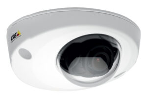 Weiße Überwachungskamera mit gewölbtem Gehäuse und Kameraobjektiv, Markenlogo auf der linken Seite.
