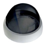 Eine schwarze Dome-Kamera mit transparentem Gehäuse auf weißem Hintergrund.