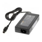 Ein schwarzes Netzteil mit Kabel und einem runden Stecker.