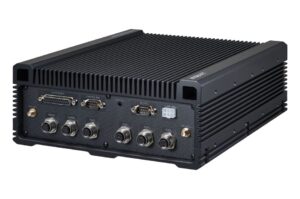 Industriecomputer mit mehreren Anschlussmöglichkeiten, darunter WiFi-Antennen, PoE und serielle Ports, mit Kühlrippen für Wärmeableitung.