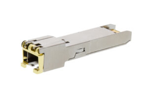 Ein SFP-Modul mit metallischem Gehäuse und goldenen Kontakten auf weißem Hintergrund.