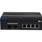 Ein schwarzer Netzwerk-Switch mit dem Logo von "eneo", fünf Ethernet-Ports und zwei Glasfaseranschlüssen.