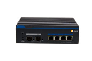 Ein schwarzer Netzwerk-Switch mit dem Logo von "eneo", fünf Ethernet-Ports und zwei Glasfaseranschlüssen.