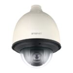 Eine Überwachungskamera von Wisenet in einer Kuppelhalterung.