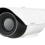 Kamera mit rundem Objektiv und weißem Gehäuse, markiert mit „Wisenet“.