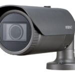 Überwachungskamera mit schwarzem Gehäuse, montiert auf einer Halterung.