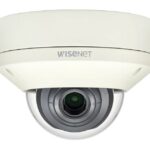 Überwachungskamera mit der Aufschrift "WISENET".