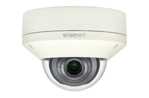 Überwachungskamera mit der Aufschrift "WISENET".