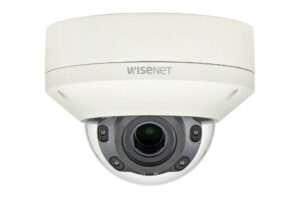 Überwachungskamera von Wisenet in weißem Gehäuse.