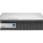 Ein Servergehäuse mit den Logos von Bosch und NetApp auf der Vorderseite.