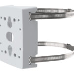 Eine weiße rechteckige Halterung mit zwei Metallbändern.