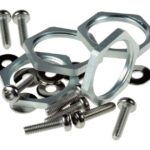 Schrauben, Unterlegscheiben und sechskantige Muttern aus Metall.