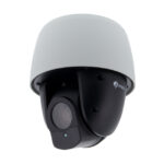 Kuppel-Überwachungskamera mit weißem Gehäuse und schwarzem Innenbereich.