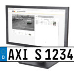 Ein Computermonitor zeigt eine Benutzeroberfläche zur Überprüfung von Fahrzeugkennzeichen, darunter ein Fahrzeugbild und eine Liste mit Details. Unten eine stilisierte Darstellung eines deutschen Kennzeichens mit der Aufschrift "AXI S 1234".