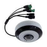 Fisheye-Überwachungskamera mit mehreren Steckern.