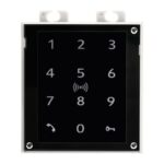 Eine schwarze numerische Tastatur mit Ziffern von 0 bis 9 und Symbolen für eine Klingel und ein Schloss.