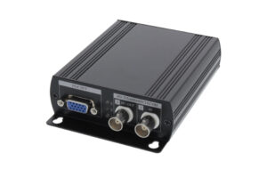 Ein schwarzes Metallgerät mit mehreren Anschlüssen, darunter VGA OUT und zwei runde Anschlüsse für HD-TVI/AHD/HDCVI/CVBS.