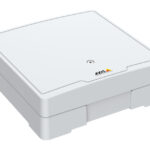 Ein weißes, quadratisches Gerät mit abgerundeten Ecken und dem Logo von Axis Communications auf der Vorderseite.