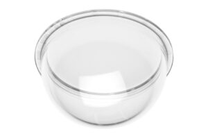 Transparenter Plastikdeckel auf weißem Hintergrund.