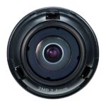 Eine Nahaufnahme einer Kameraobjektivlinse mit der Aufschrift "2MP 2.4mm" am Rand.