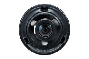 Kameralinse mit der Aufschrift "2MP 6.0mm", in Nahaufnahme, zentriert und frontal fotografiert.