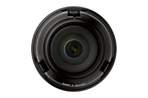 Nahaufnahme eines Kameraobjektivs mit der Beschriftung "5MP 7.0mm".