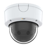 Überwachungskamera mit weißem Gehäuse und dunkler Glaskuppel.