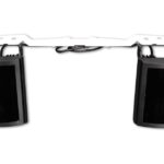 Ein schwarzes, rechteckiges Gerät mit zwei kastenförmigen Einheiten, die durch eine weiße Metallhalterung verbunden sind.