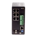 Ein schwarzer Netzwerk-Switch mit mehreren Ethernet-Ports und grünen Anschlussklemmen, gezeigt von vorne.
