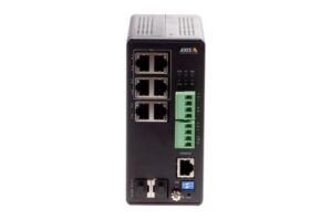 Ein schwarzer Netzwerk-Switch mit mehreren Ethernet-Ports und grünen Anschlussklemmen, gezeigt von vorne.