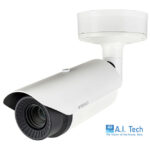 Eine Überwachungskamera der Marke Wisenet, die an der Decke montiert werden kann. Rechts unten befindet sich das Logo von A.I. Tech.