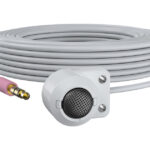 Ein weißes Kabel mit einem weißen Mikrofon an einem Ende und einem rosa 3,5-mm-Klinkenstecker am anderen Ende.