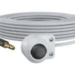 Weißes Flachbandmikrofon mit langem Kabel und 3,5-mm-Klinkenstecker.