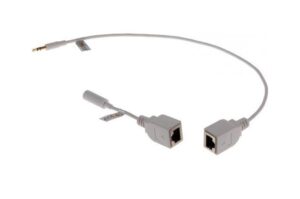 Ein Kabel mit zwei Ethernet-Anschlüssen und einem Klinkenstecker.