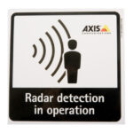 Bild mit einem Schild, das eine Figur neben Radarsignalen zeigt und die Aufschrift „Radar detection in operation“ trägt; Logo von AXIS COMMUNICATIONS.