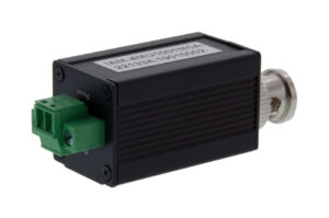 Schwarzes elektronisches Gerät mit grüner Steckverbindung und silbernem Anschluss.