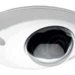 Überwachungskamera von Axis Communications in einem weißen Gehäuse.