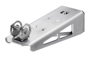 Metallische Ankerrolle mit polierter Oberfläche und Rollenmechanismus auf der linken Seite.