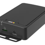 Schwarzes elektronisches Gerät von Axis Communications, mit Kontrollknöpfen für Status und Lautsprecher.