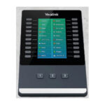 Ein Yealink-Telefon-Addon mit mehreren Tasten und einem farbigen Display, das Kontakte und Nummern anzeigt.