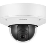 Eine weiße Überwachungskamera mit Kuppelform und sichtbarer Linse.