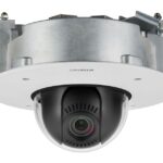 Überwachungskamera in halbrunder Gehäuseeinheit zur Deckenmontage.