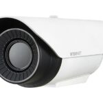 Eine weiße Überwachungskamera mit der Aufschrift "Wisenet".