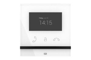 Intercom-Display mit Uhrzeit und Datum, zeigt 14:15 am Freitag, 18. Juni.