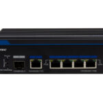 Ein PoE-Netzwerkswitch von eneo mit fünf Ethernet-Ports und Glasfaseranschluss.