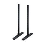 Zwei schwarze Metallständer mit Löchern und breiten, stabilen Basen.